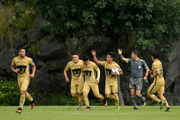 Los jugadores de la Sub 20 de Pumas celebran un gol