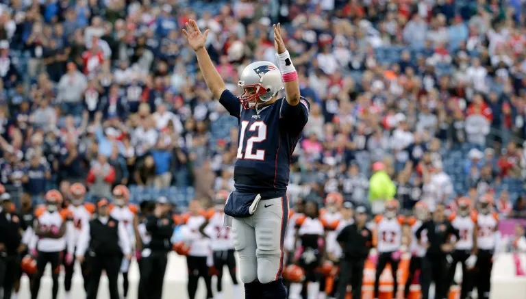 AP Tom Brady porta una muñequera rosa
