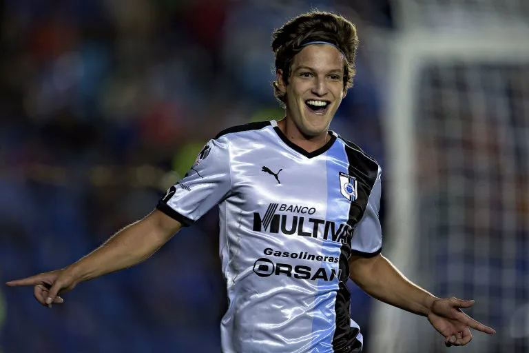 Carlos Fierro sonríe tras sepultar a Cruz Azul