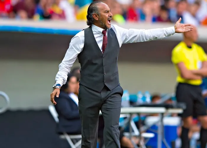 Potro Gutiérrez da indicaciones en un partido