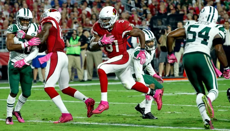 AP David Johnson usó guantes rosas