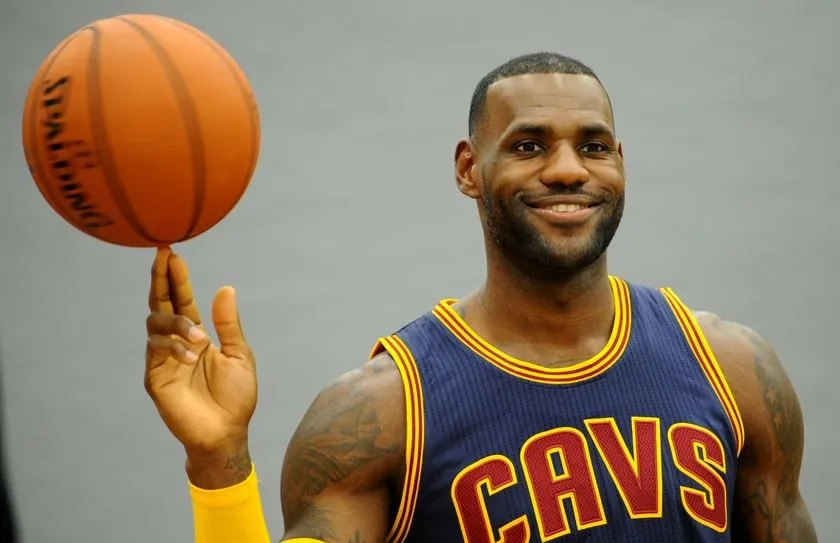 ESPECIAL Lebron considera a Clinton como la indicada