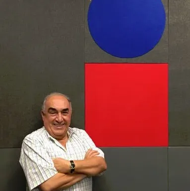Bonifacio Núñez junto al escudo de ImagenTV