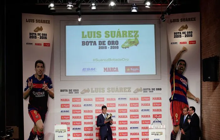 Luis Suárez recibe la Bota de Oro por sus 40 goles en 2015-2016