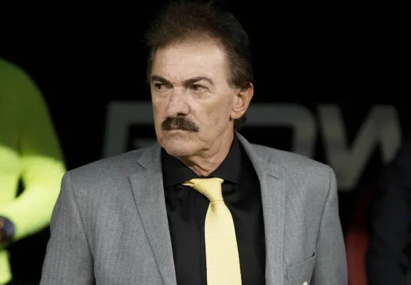 MEXSPORT Ricardo La Volpe antes de comenzar un partido
