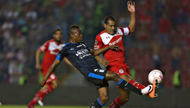 IMAGO7 Yerson Candelo y Paulo Da Silva en la disputa por el balón