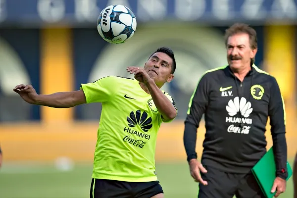 Ricardo La Volpe observa un entrenamiento de su equipo