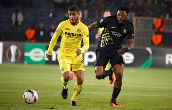 EFE Jona conduce el balón en la Europa League