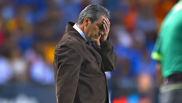 Tomás Boy se lamenta en el partido frente a Morelia