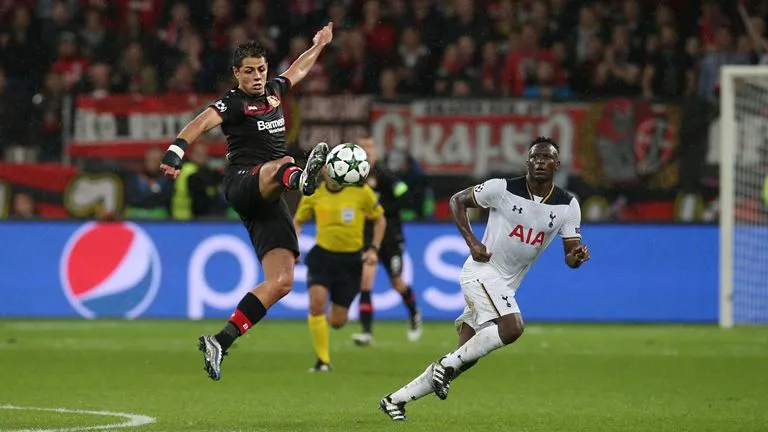 Chicharito controla el balón en un juego de Champions