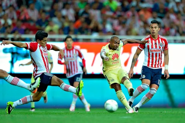 MEXSPORT William Da Silva intenta un disparo ante la marca del Chapo Sánchez