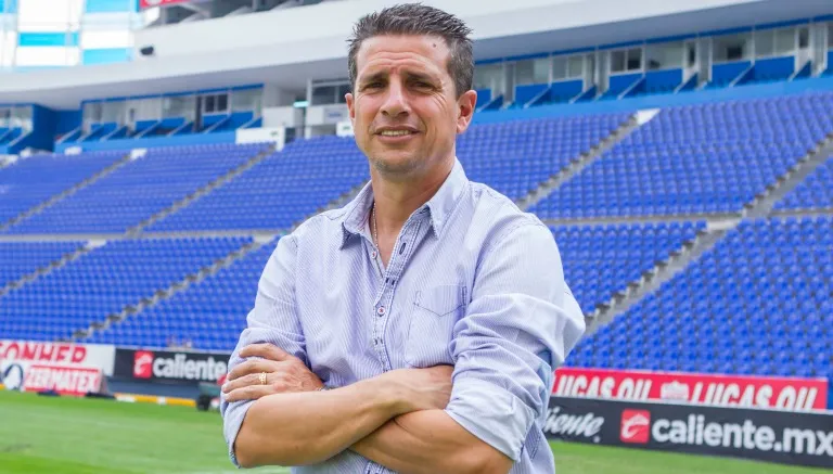 MIGUEL PONTÓN El DT de Puebla posa en la cancha