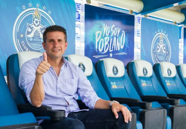 MIGUEL PONTÓN Valiño saluda al lente de RÉCORD en el Estadio Cuauhtémoc