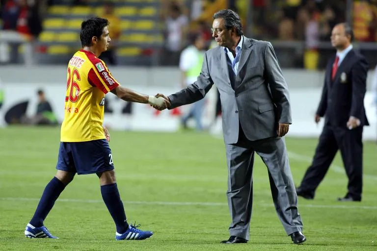 IMAGO7 Boy da la mano a Christian Valdez cuando era DT de Monarcas en 2012