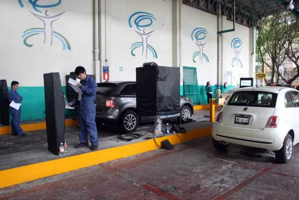 Trabajadores del verificentro hacen la prueba a un auto