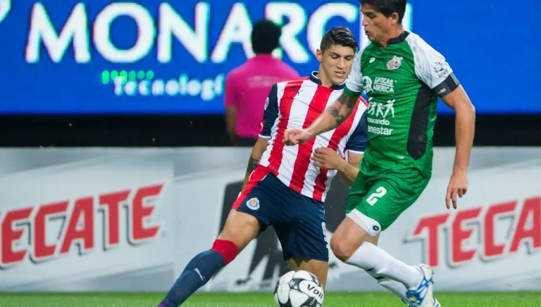 MEXSPORT Alan Pulido pelea el balón en el partido contra Alebrijes