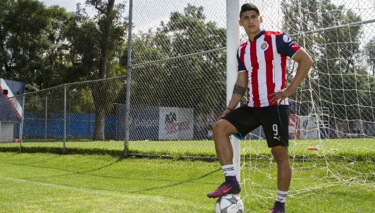 DANIEL GÁMEZ Alan Pulido posa para una sesión de fotos en Verde Valle