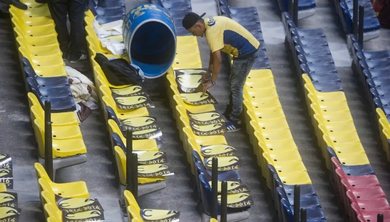 DANIEL GÁMEZ El integrante de la porra coloca los carteles