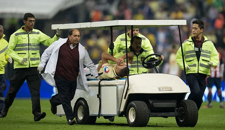 IMAGO7 Bruno Valdez es retirado en camilla del Clásico Nacional