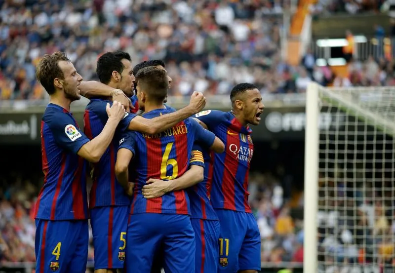 Jugadores del Barcelona recriminan a la gente en Mestalla durante su celebración