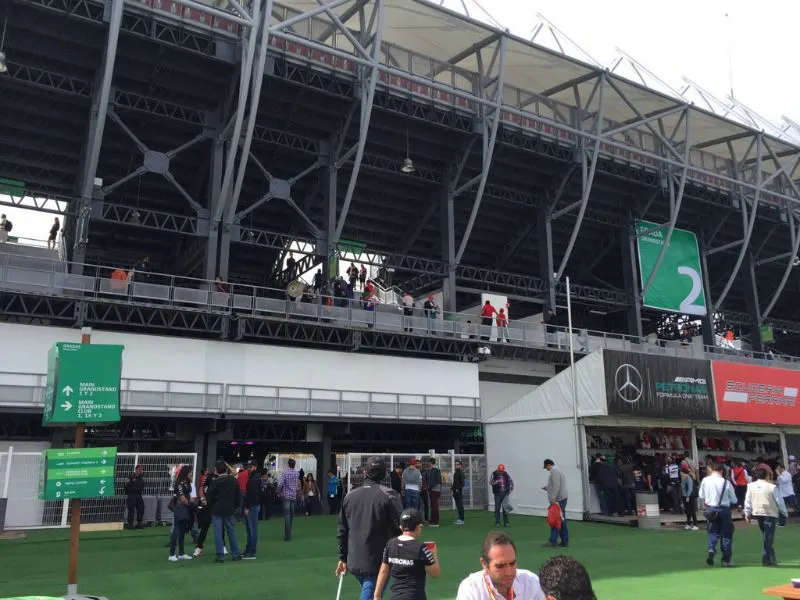 CÉSAR HERRERA Así lucían las tiendas oficiales en el GP de México 2015