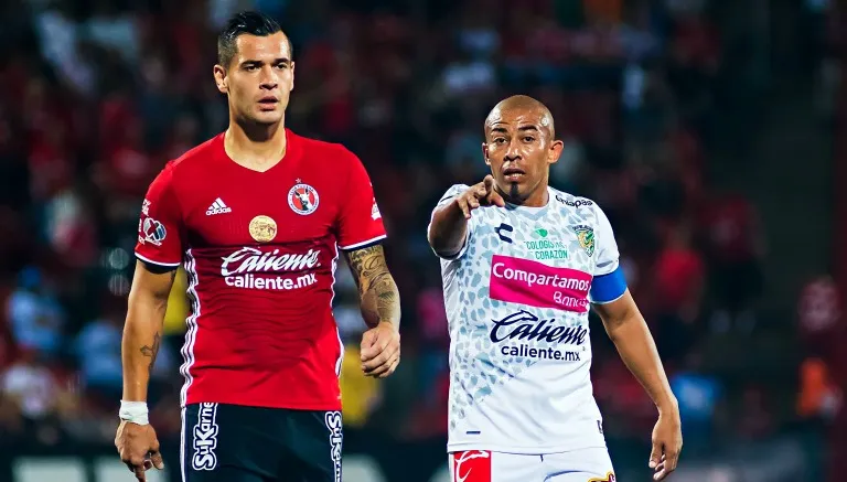 Milton Caraglio observa el accionar de sus compañeros