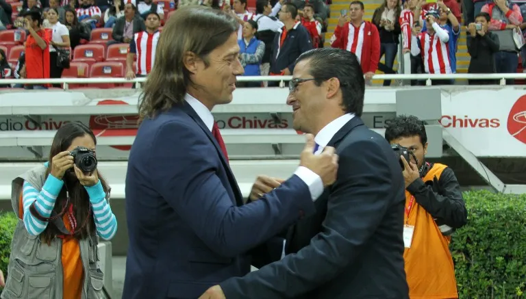 IMAGO7 Matías Almeyda y Joaquín Moreno se saludan