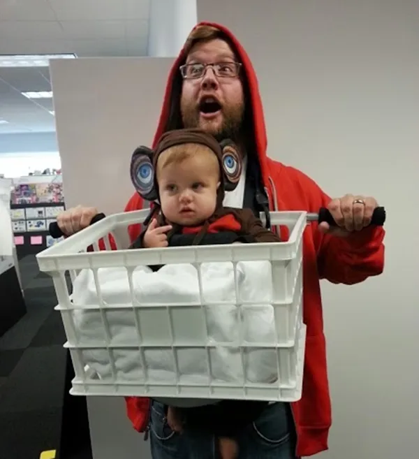 ESPECIAL El ingenio de un papá que se disfrazo junto a su hijo como los personajes de E.T.