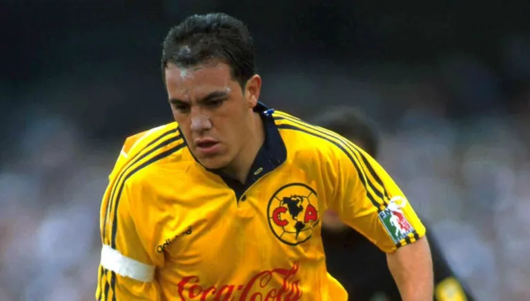 Cuahtémoc Blanco en un encuentro del América
