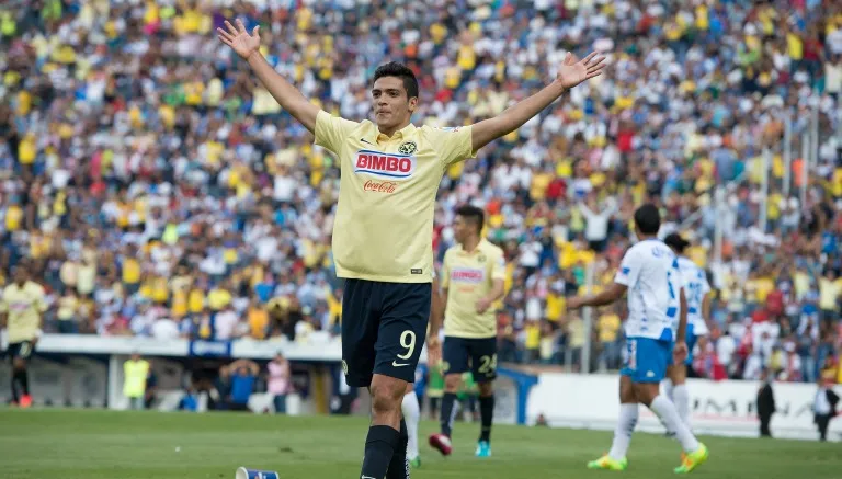 Raúl Jiménez festeja un gol con las Águilas
