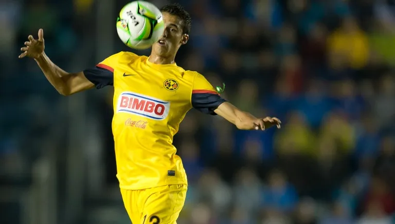 Diego Reyes recibe un balón