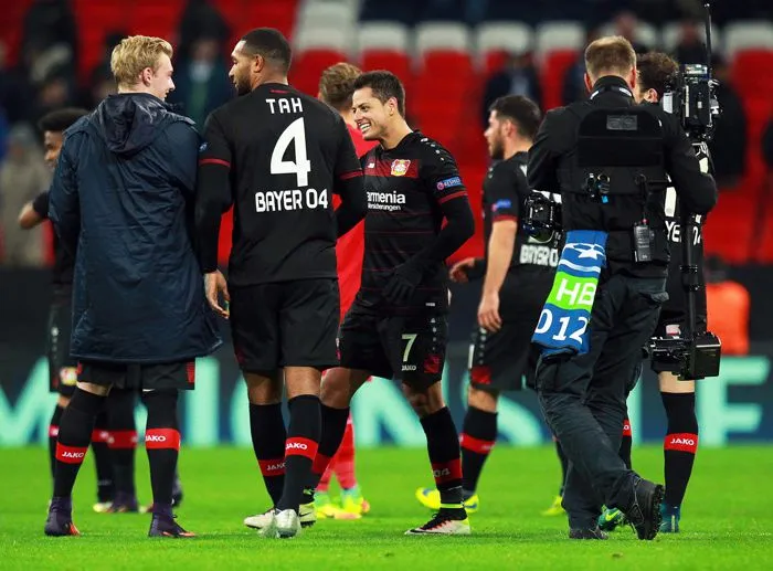 EFE Chicharito festeja victoria contra el Tottenham