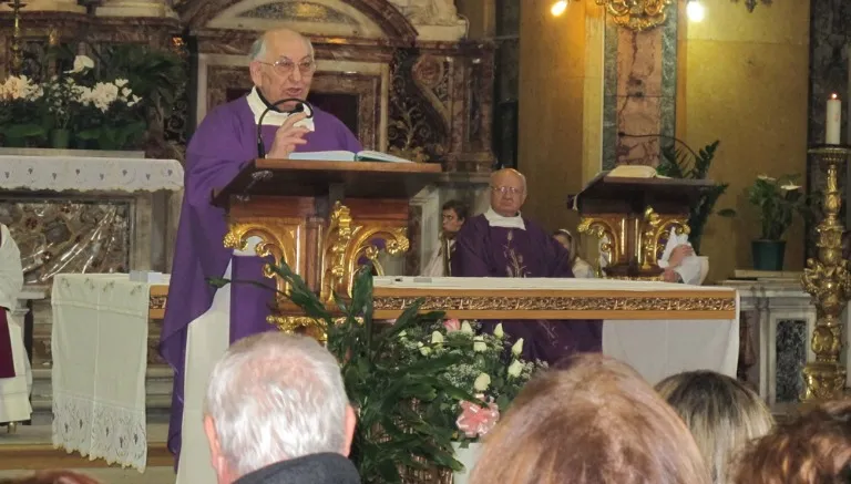 ESPECIAL El sacerdote da una misa