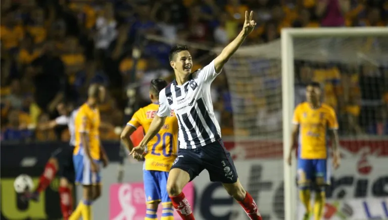 César Montes en festejo de gol en el clásico regio