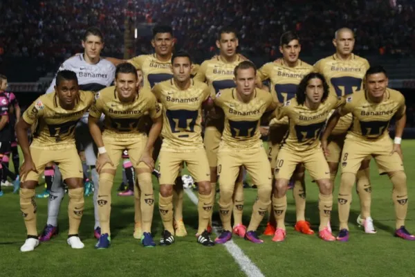 IMAGO7 Jugadores de Pumas posan previo al partido frente a Veracruz