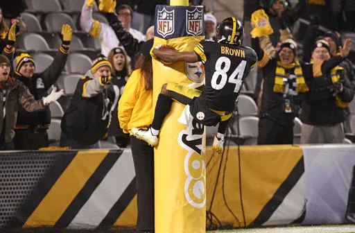 AP Antonio Brown celebrando anotación frente a Potros