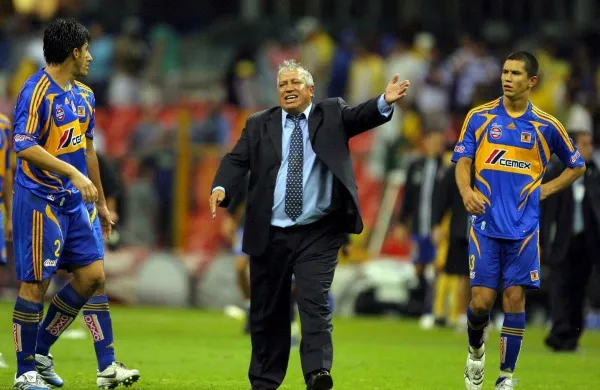 MEXSPORT Gallego dando indicaciones a sus jugadores cuando dirigía a Tigres