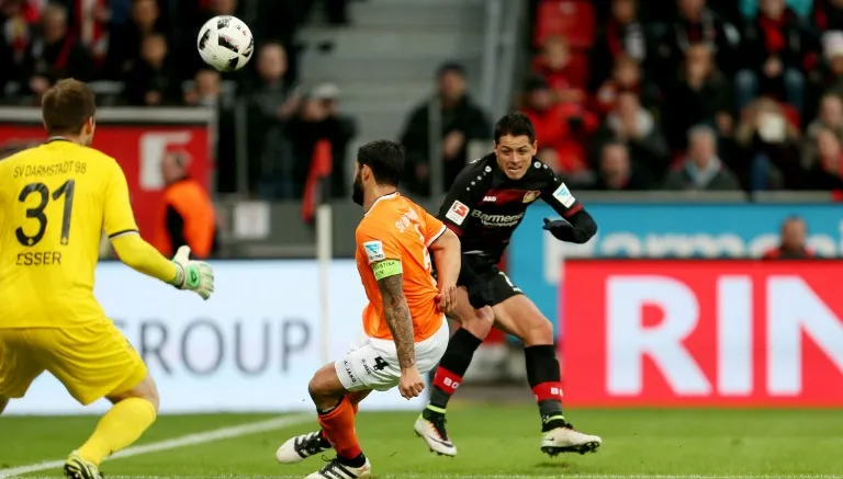 Chicharito intenta anotar en el encuentro contra el Darmstadt