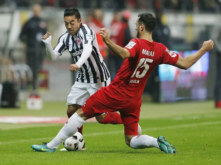 Marco Fabián y Mavraj disputan el esférico