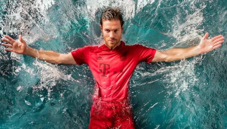 @FCBAYERNES Xabi Alonso con la playera Adidas x Parley