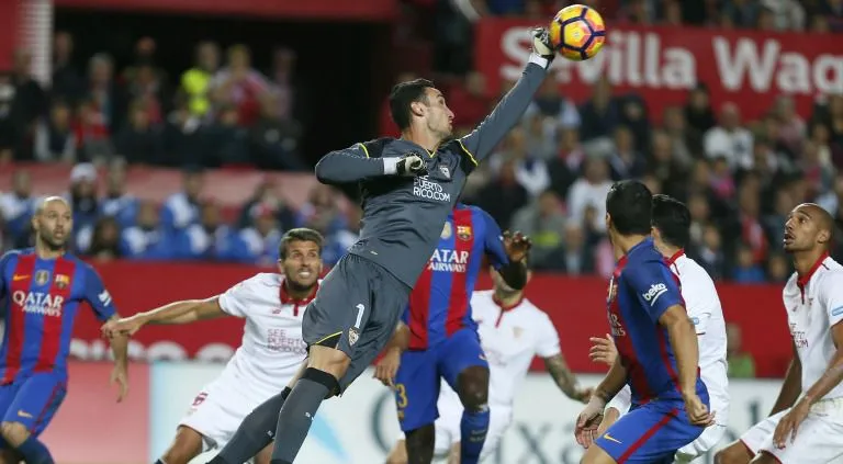 Sergio Rico, despeja un balón durante el partido contra el Barcelona