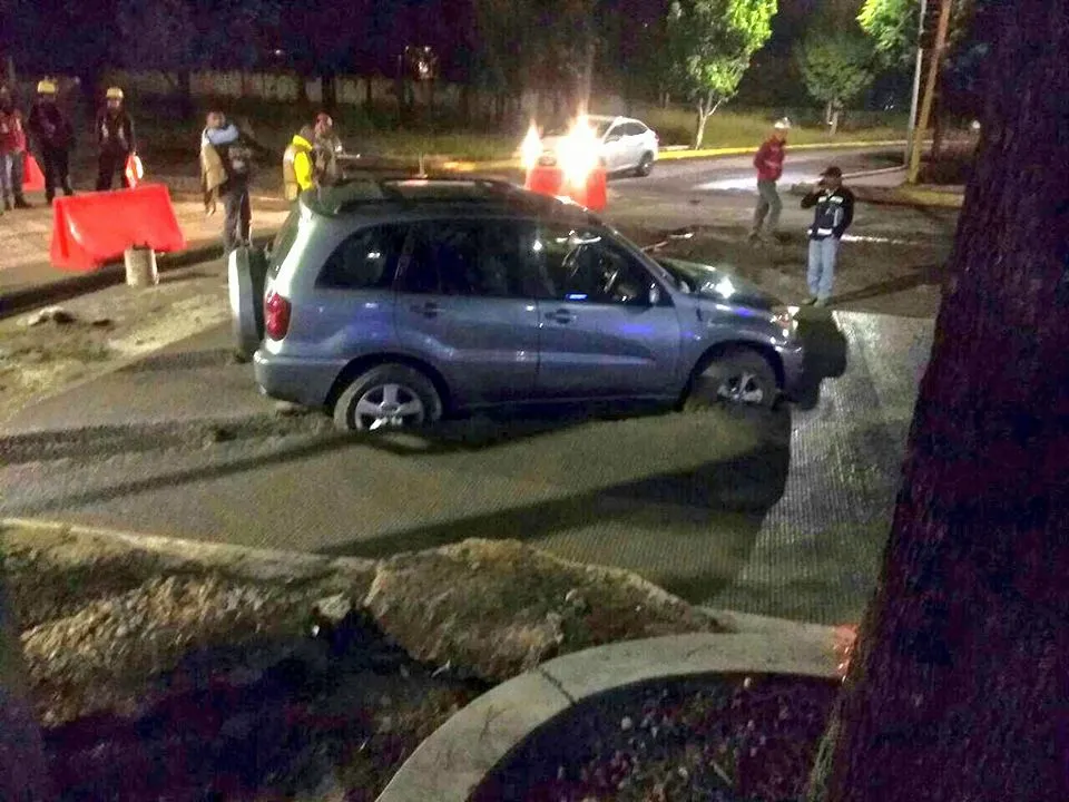 Lady Concreto atasta su camioneta en Bulevar del Niño Poblano
