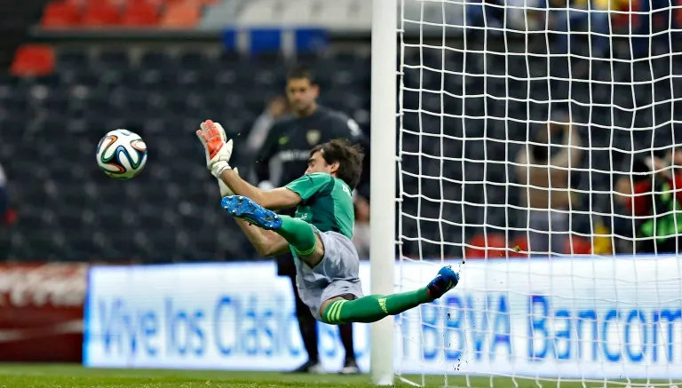 Marcelo Barovero se lanza hábilmente por el balón