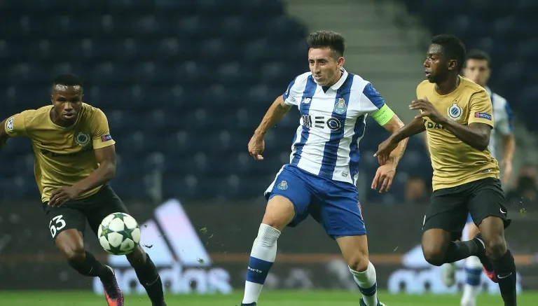 FC PORTO Héctor Herrera pelea el balón durante un partido con el Porto