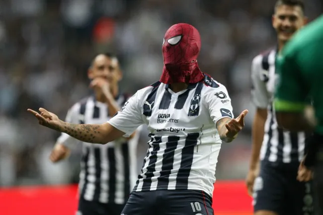 IMAGO7 Cardona festeja su anotación contra Veracruz como el 'hombre araña'