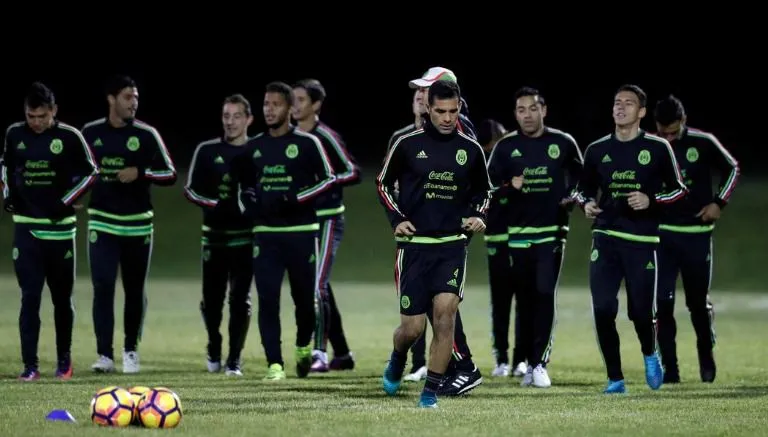 Rafa Márquez corre junto a otros seleccionados nacionales