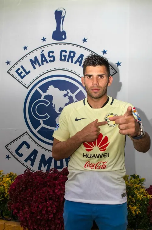 RICARDO FLORES Silvio Romero señalando el escudo del América