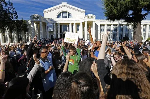 Manifestantes unidos contra Trump