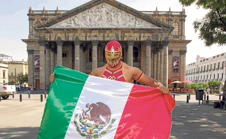 RICARDO FLORES Gran Metalik sosteniendo la bandera de México