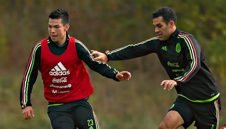 Rafa Márquez intenta quitarle un balón a Lozano